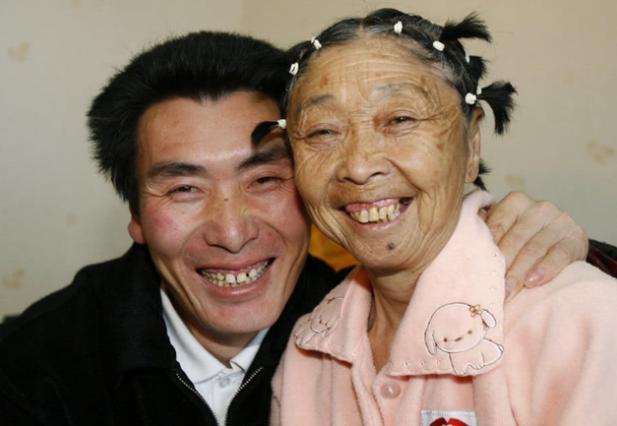 阿朱房说娱乐 当年不顾父母反对，坚持娶60岁整容老太的28岁小伙，现生活成这般