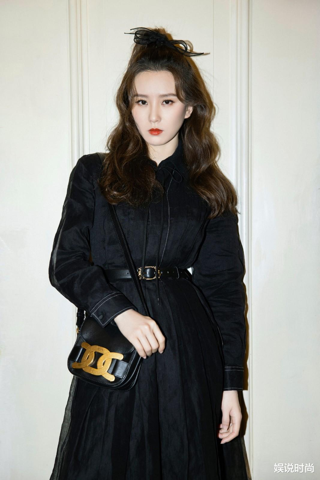 娱说时尚 刘诗诗新造型曝光,一袭黑色纱裙好时尚,卷发高马尾成亮点