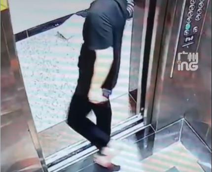 文风雨 广州一男子手机掉入电梯缝，盯着缝隙看了一会回家了