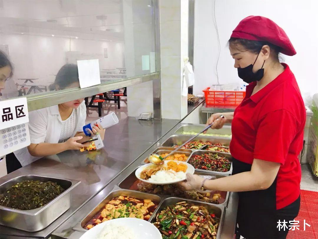 高校|食堂大妈变黄码，烹饪专业学子上岗，高校食堂现“报复性”打饭