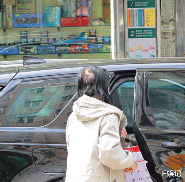 周迅|56岁冻龄曾华倩素颜去购物 素颜还能打不过被港媒曝现脱发危机？