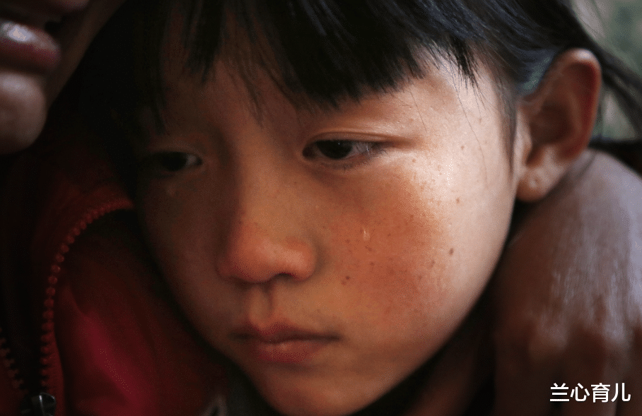 兰心育儿|农村母亲带儿子进城读书,却让女儿在家自生自灭,网友:自私