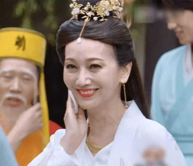 白娘子|赵雅芝再扮白娘子引争议：一把年龄还装嫩，除去毁经典就没别的了