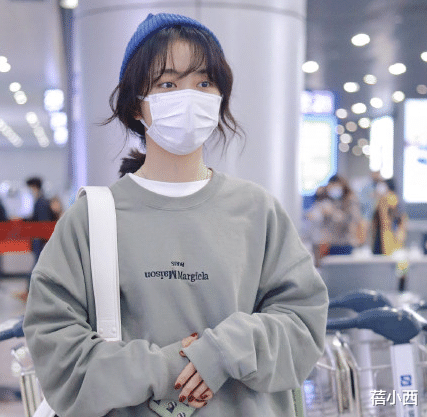 蓓小西 谭松韵“娃娃脸”真占便宜，穿牛仔套装尽显青春感，像个高中生