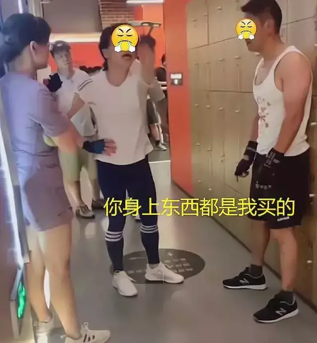 肌肉男|上海健身房内，阿姨因吃醋怒骂肌肉男，网友纷纷留言：阿姨走心了