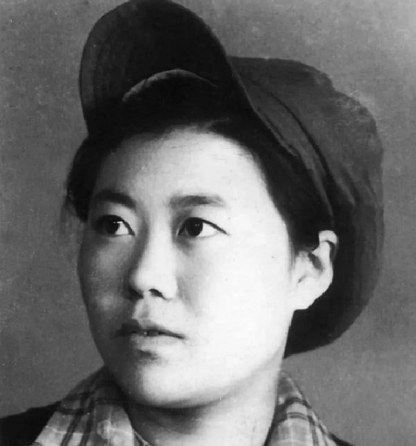 她11岁嫁表哥,因长相漂亮被印人民币上,高寿90岁,一生传奇