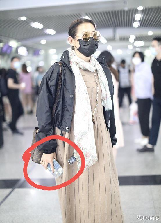 柒柒时尚记|62岁倪萍走机场,罕见化烟熏妆气场大变,拎2万元大牌包好豪气