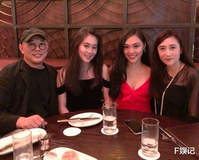 李连杰|李连杰小女儿高中毕业晒与同学开心合影 姐姐到场恭喜妹妹毕业