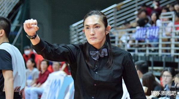 江宏杰|江宏杰七夕节晒与美女嘟嘴合照，求祝福！网友：女方都50岁了，不合适