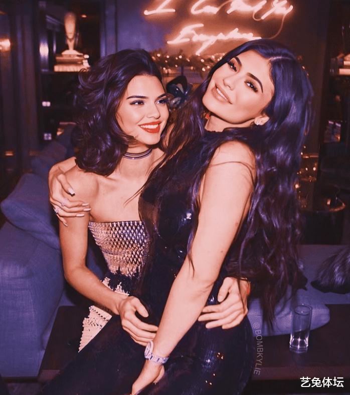 布克|NBA名媛肯达尔詹娜“奶牛装”火了,太阳队布克真有福气