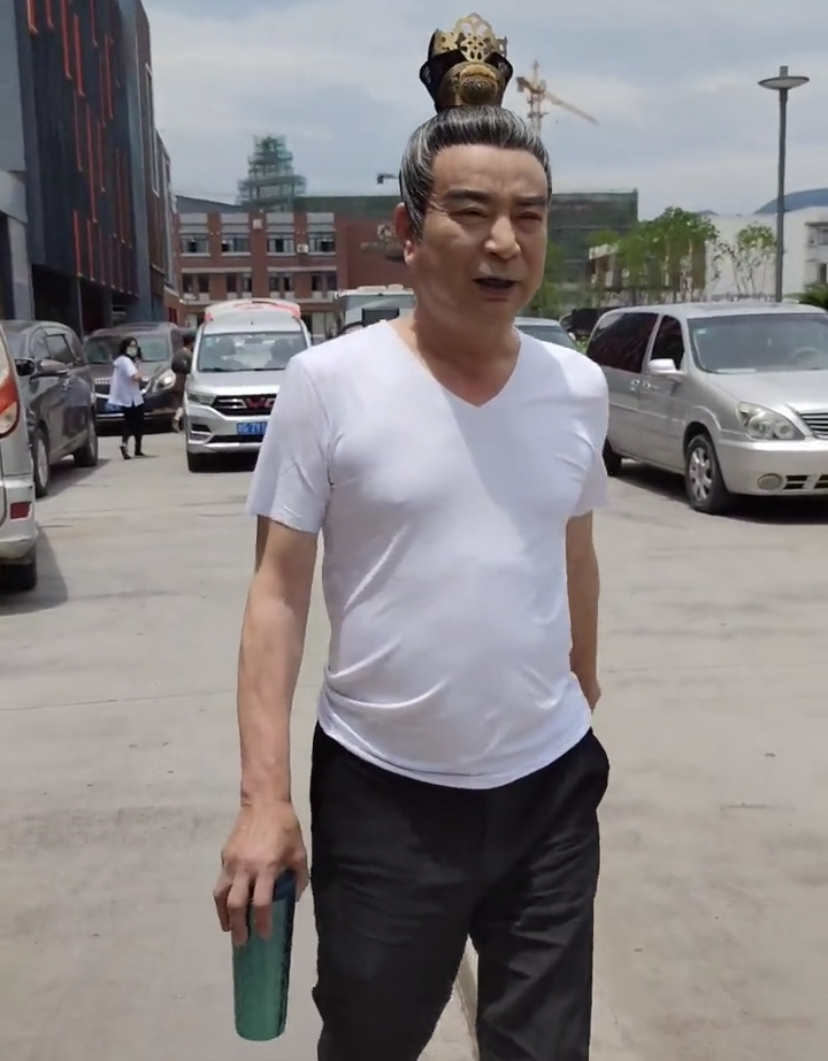 岳跃利|浙江横店：63岁岳跃利走在街上，白发和肚腩明显，“逝去的青春”