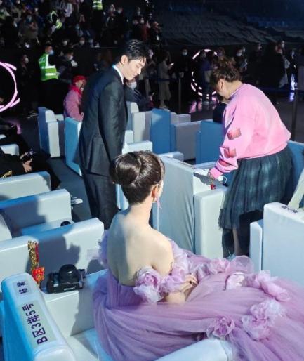 杨紫|微博之夜：贾玲杨紫错位照，王一博口罩赢了，肖战化身宠紫狂魔