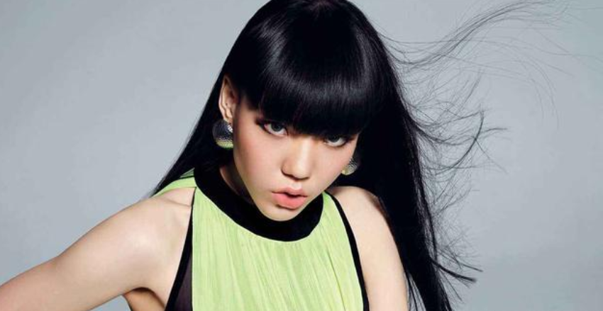 郑爽|巅峰时期代言费上亿，4个人伺候穿鞋，消失两年后却沦落街头卖唱