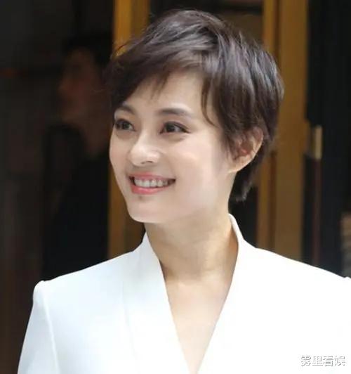 孙俪|孙俪的三个字九张图，暴露了四个重要信息，难怪和邓超能成为模范夫妻