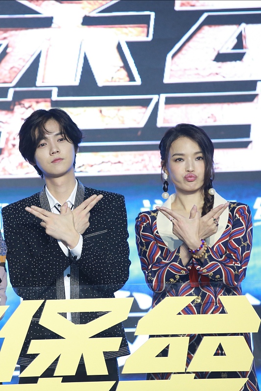 舒淇|舒淇和鹿晗真的差了14岁吗？穿衣打扮挺成熟，西服也能穿出少女感