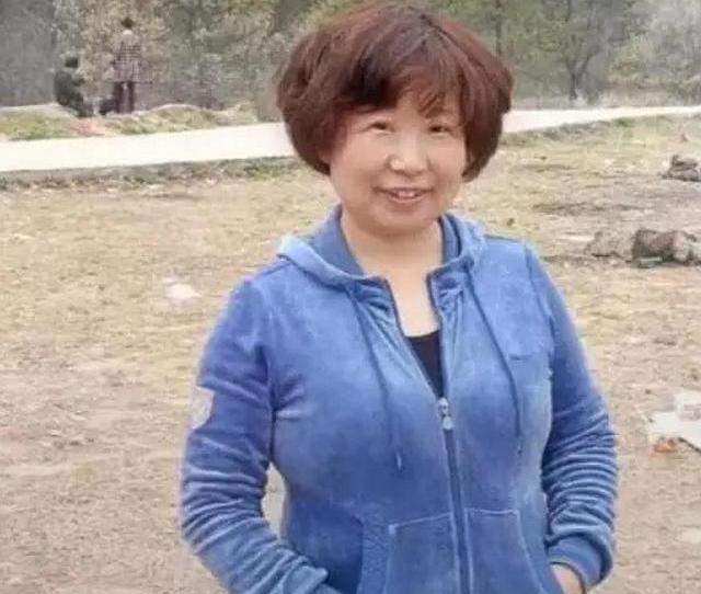  杜新枝摊上大事儿了，带头围殴“穷游小峰”，被市民们看见