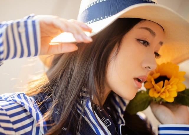 杨钰莹|杨钰莹哪算是50岁老阿姨?当她穿起少女装后,连18岁都不到