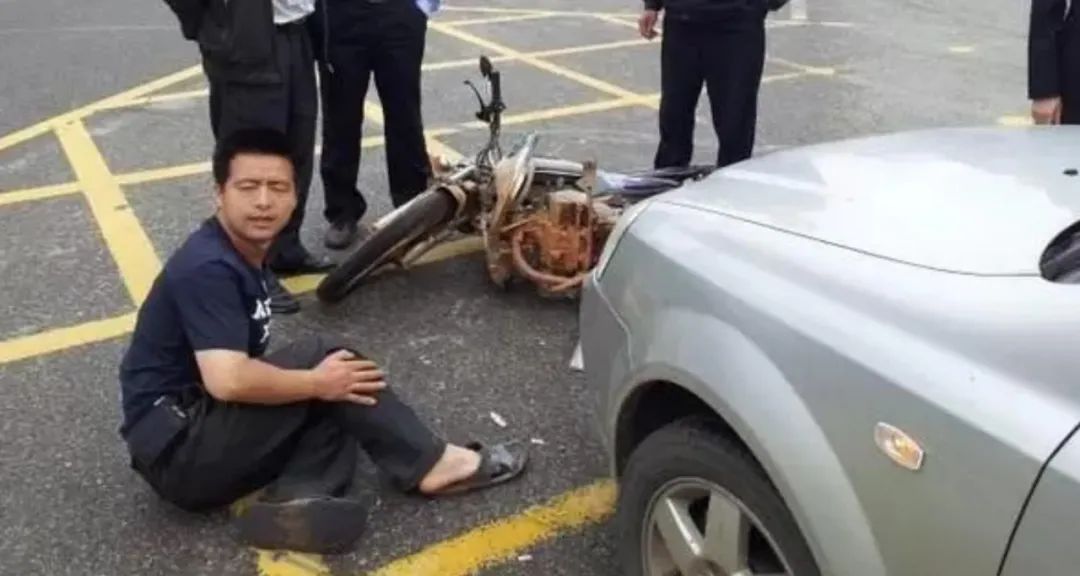 \碰瓷\又出新手段, 碰到最少被讹八千, 行车记录仪也没用!
