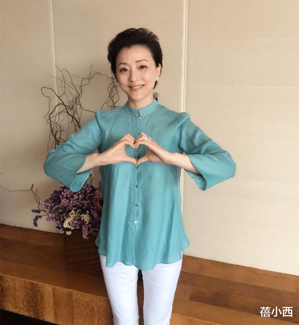 鸡蛋|杨澜与富商老公走红毯,穿黑色连衣裙配短发,亲自演绎简约高级感