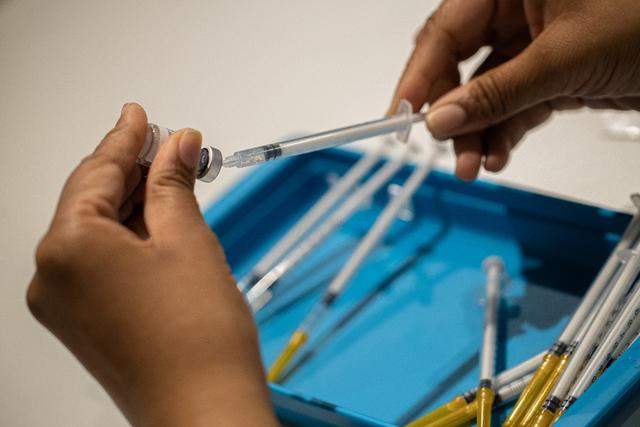 新冠病毒 新冠病毒将一直存在，人类消灭不了？专家无奈承认了：也只能这样