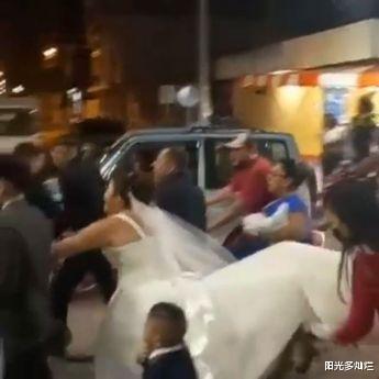 新郎在婚礼上被捕,新娘追逐警车,警方:他欠另一个女人抚养费