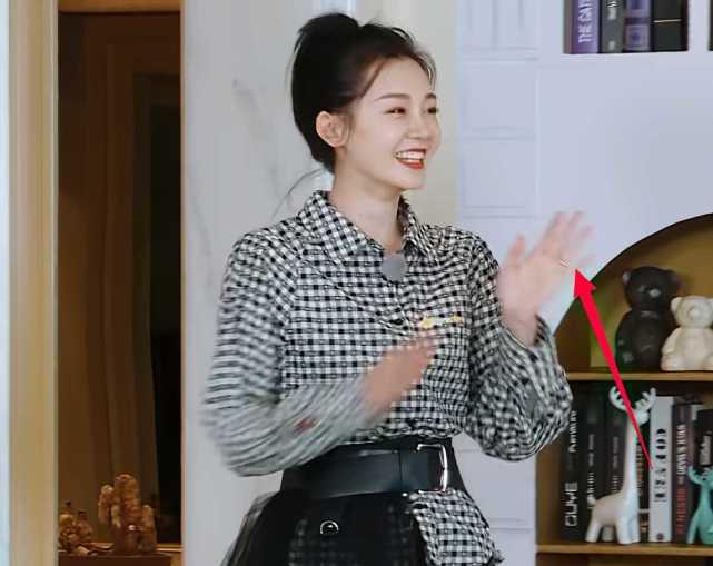 苗苗|苗苗挨着baby吃午饭，有谁注意她手上的东西，瞬间看出差距