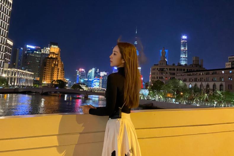余霜|被兮然取代后，LPL女主持余霜找到新方向？新照太像半藏森林