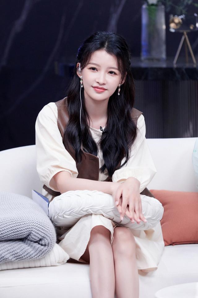 旗袍公馆 孙怡真是人生赢家，小白裙叠穿仍似女学生，辣妈穿搭的典范