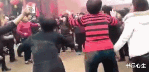 书尽心生|搞笑GIF：三个可爱姑娘，这烟吹得好给满分！