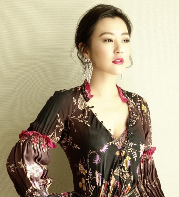 |秘密生子?50岁韩红带娃出行包裹严实,小萌娃胖乎乎长相酷似韩红