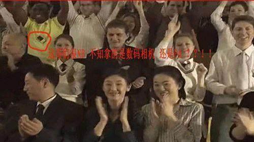 穿帮镜头|最尴尬的穿帮镜头,热巴的抱起了谁,暴露了裤子下的小秘密!