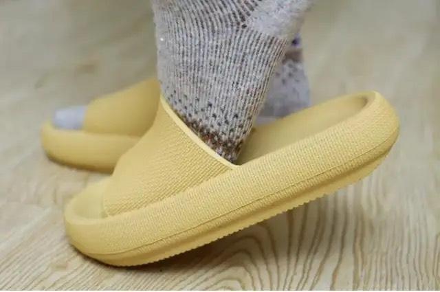好物官|李佳琦卖出20万双的厚底拖鞋,1秒解压脚感极佳,“踩屎感”满满!