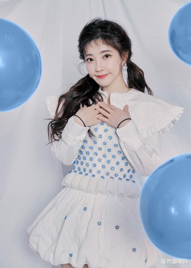 冯提莫|冯提莫为何喜欢穿JK？衬托肤色展露大长腿，身材火辣多次登上热搜