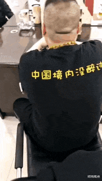 时尚炫点 “妹子睡觉把脚伸我这，要给她点教训吗？”