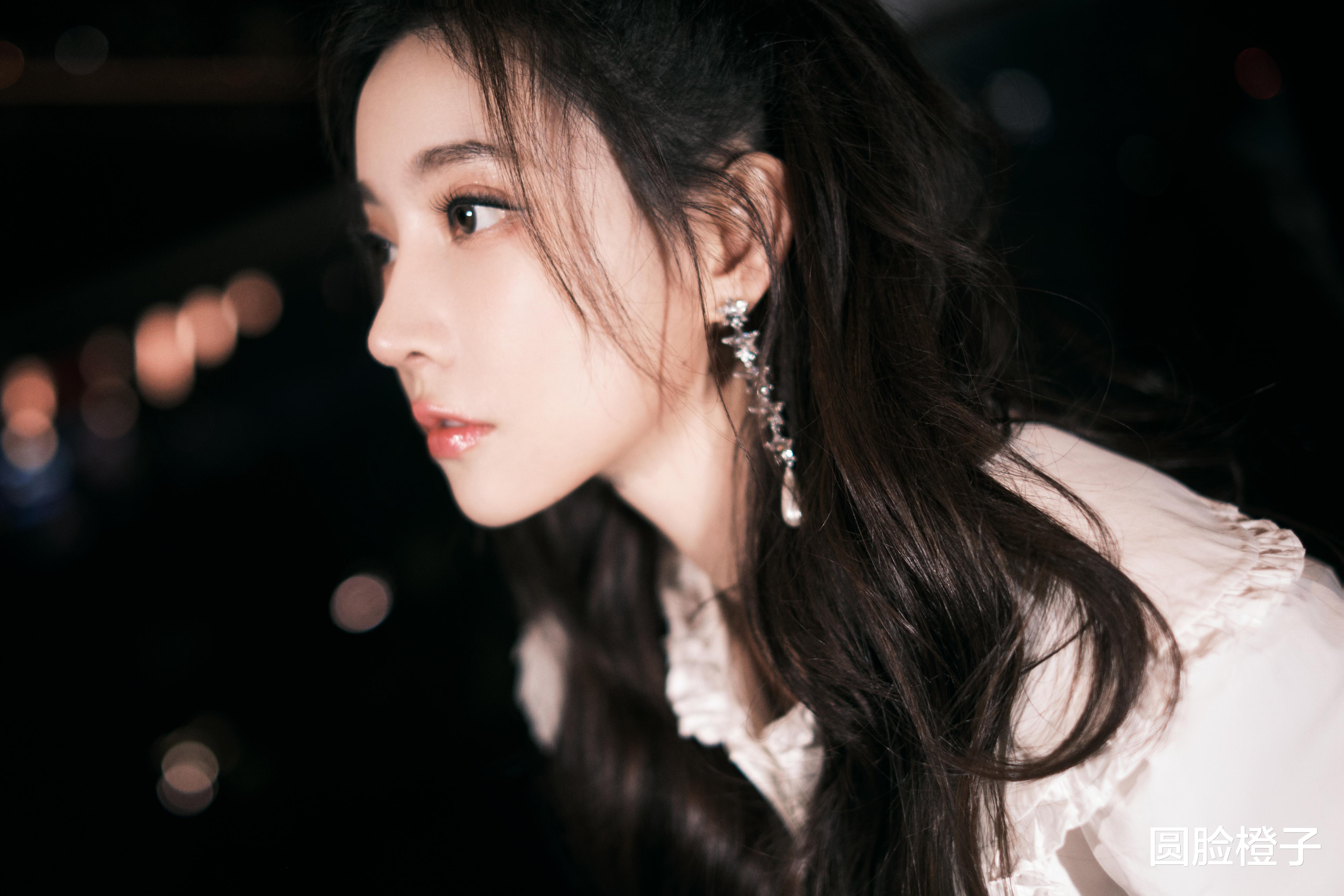 女孩|冯提莫献唱“最美的夜”,一袭粉色礼服甜美亮相,人美歌甜好耀眼