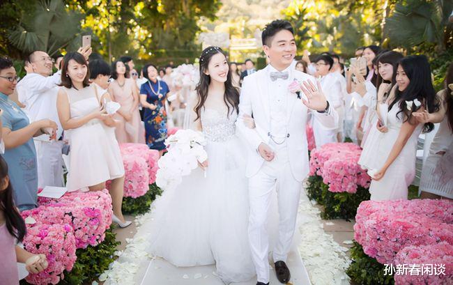 章泽天|章泽天与友人吃西餐,人均消费5千,邻桌老板送洋酒献殷勤遭婉拒