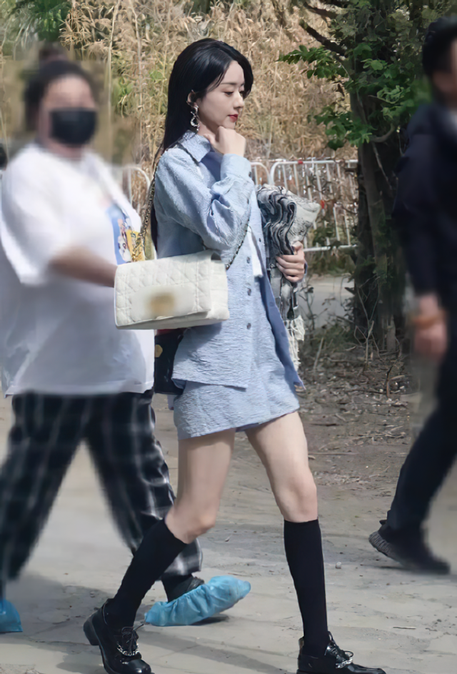 荷尔蒙失调|离婚后赵丽颖首次现身,当天穿的袜子引热议,这是要让男方后悔?