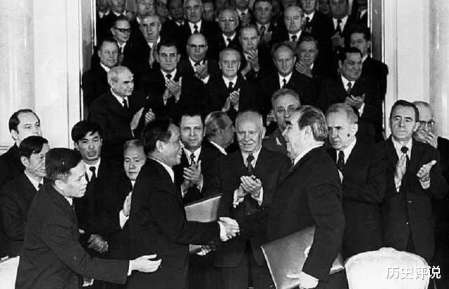 苏联|1968年，苏联特种兵突袭布拉格，30万苏军6小时，横扫捷克！