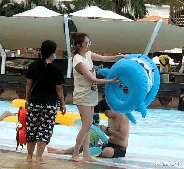 时尚丽人风行|阔太安以轩幸福肥像“换脸”！穿无袖背心上半身太壮，女神身材消失