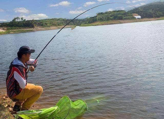 |别再用硬竿了，试试软杆钓鱼，尽享二两大鲫鱼的遛鱼体验