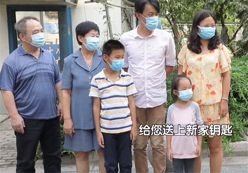 设计师|主妇囤物上瘾！50㎡家堆满杂物，吊顶塞满卫生纸，家人苦不堪言