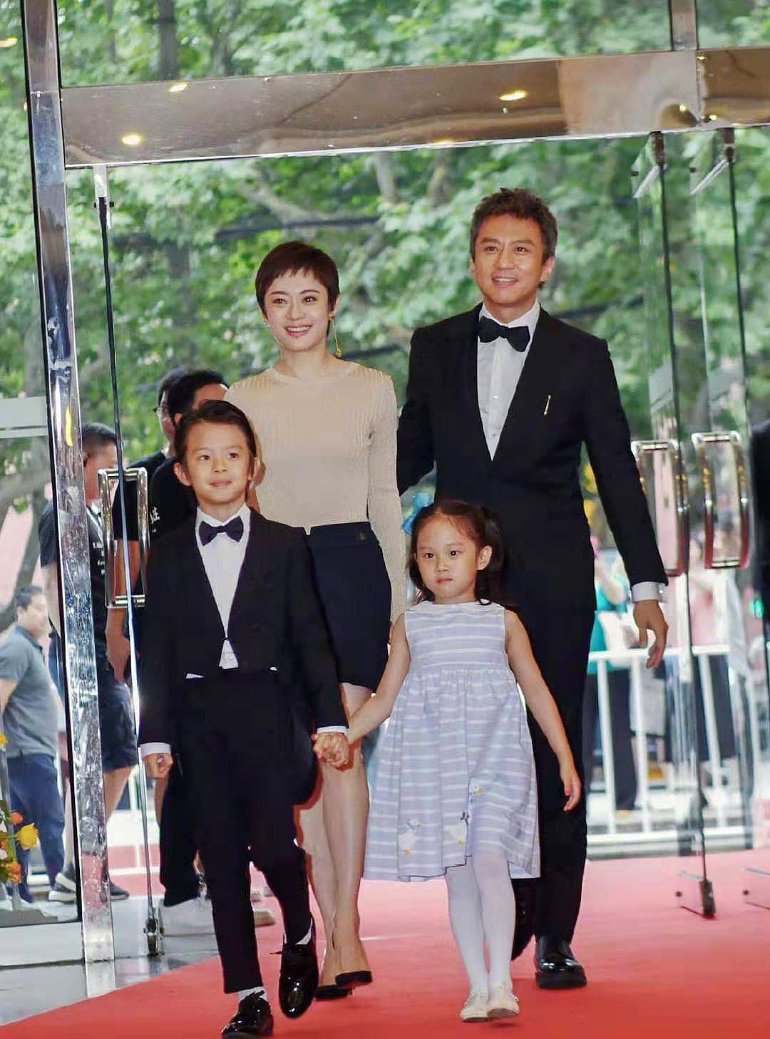 孙俪|孙俪背两万元包坐公交车,提大包小包站车厢无人识,女儿乖巧跟随