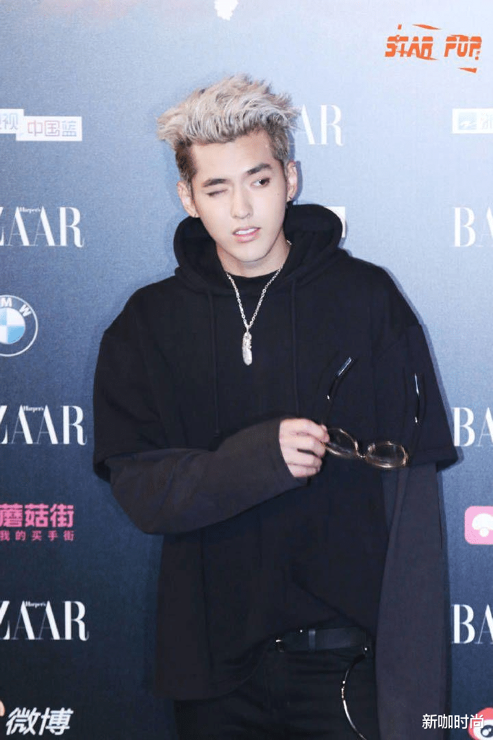 周震南|周震南终于穿对一次！金色湿发搭黑色T恤，男性荷尔蒙爆棚