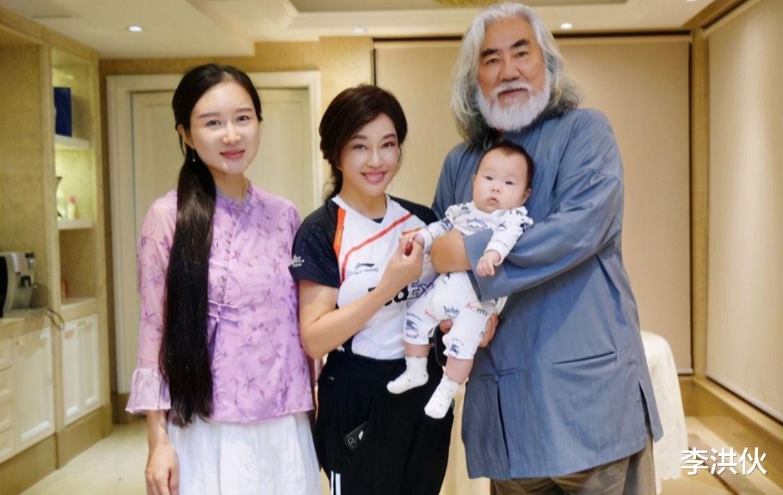 张纪中|好事将近？张纪中发妻儿近期动态，杜星霖肚子微隆疑怀上了第三胎