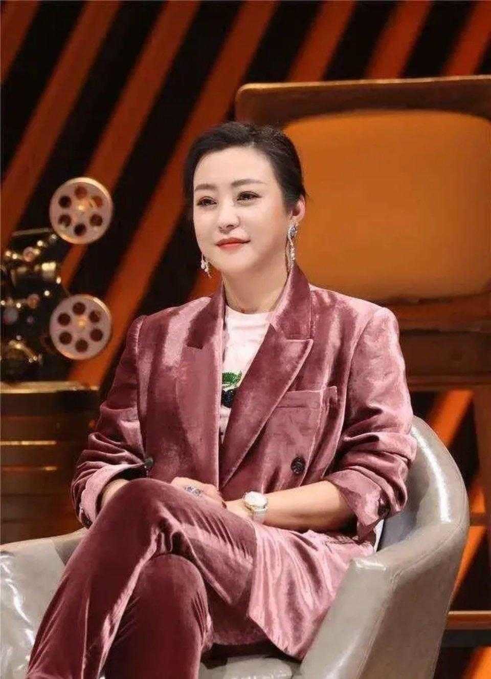 西装 郝蕾也换发型，剪短发还烫波浪卷显老气，配黑西装看着像妇女主任