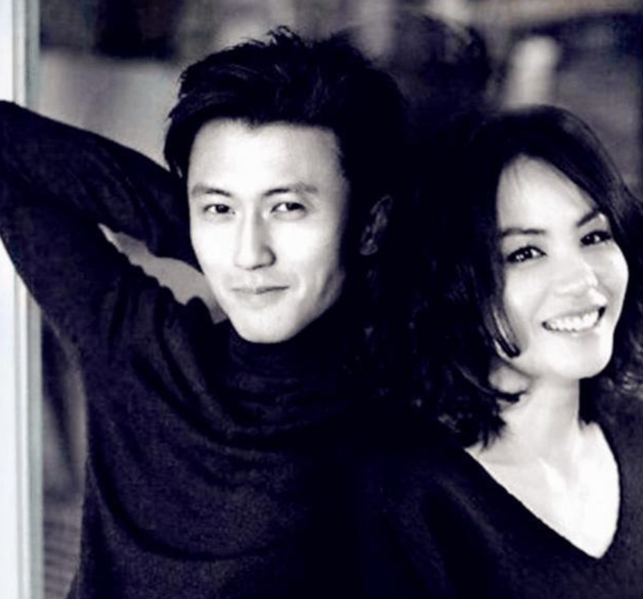 奶果的妈咪 李亚鹏欠债4000万，王菲谢霆锋重现经典牵手，李嫣懒理大秀水手服