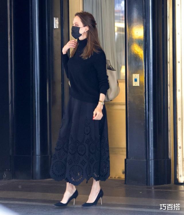 巧百搭 46岁安吉丽娜一点不显老，私服出街美艳高级，随手一拍就是大片