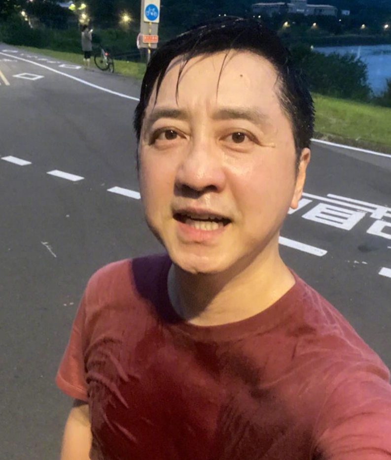 庾澄庆|60岁的庚澄庆，这谁能想到！庾澄庆的运动照“撞脸”于谦！