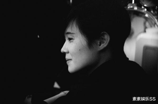蔡忆凡父亲到殡仪馆认尸,隔着玻璃送别女儿,家人不考虑尸检