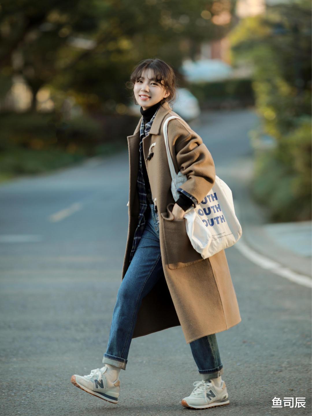 鱼司辰 秋冬韩系不露腿穿搭怎么穿？西装格子外套+牛仔裤，复古又时髦！